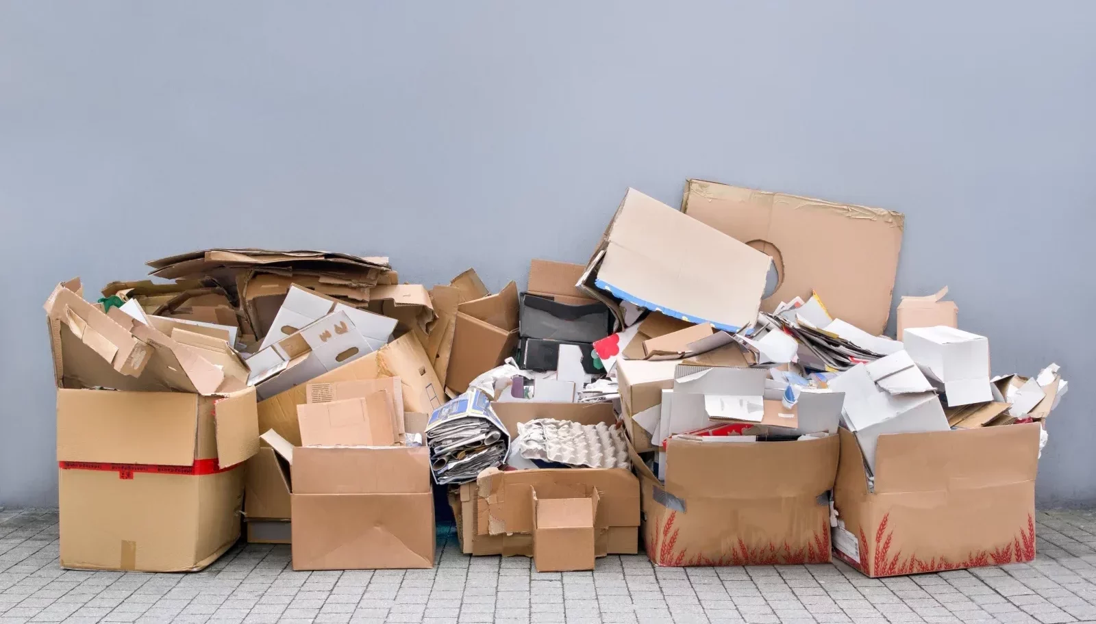 Entrümpelung, hier viele volle Kisten zu sehen