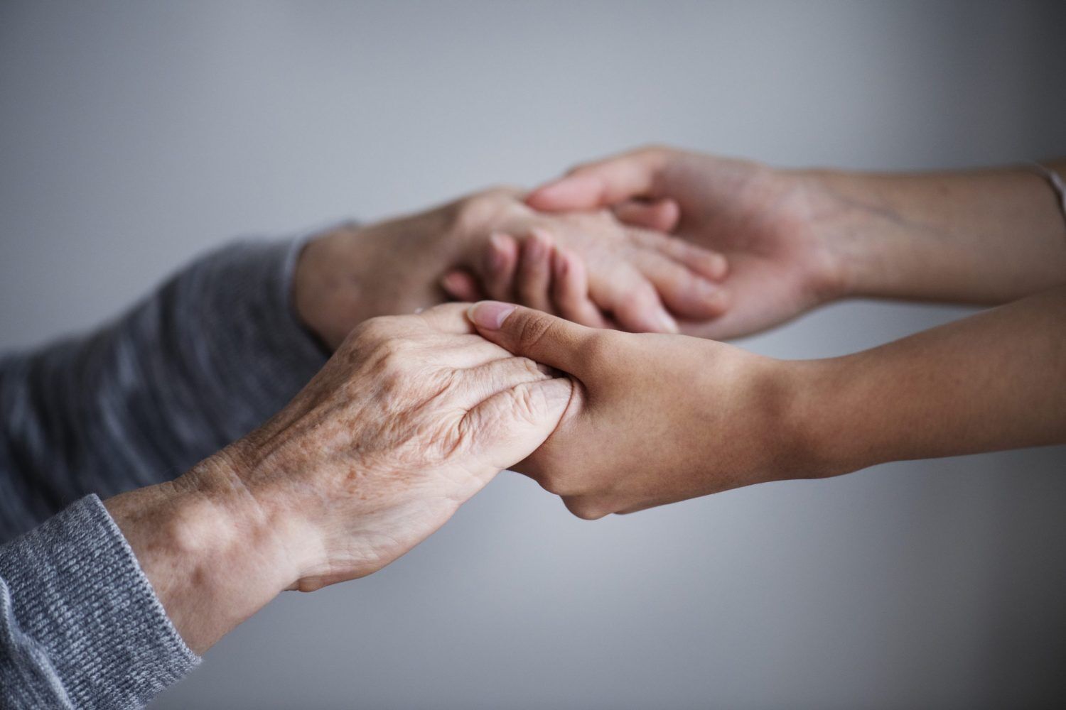 Foto reichende Hände in Bezug auf Pflege