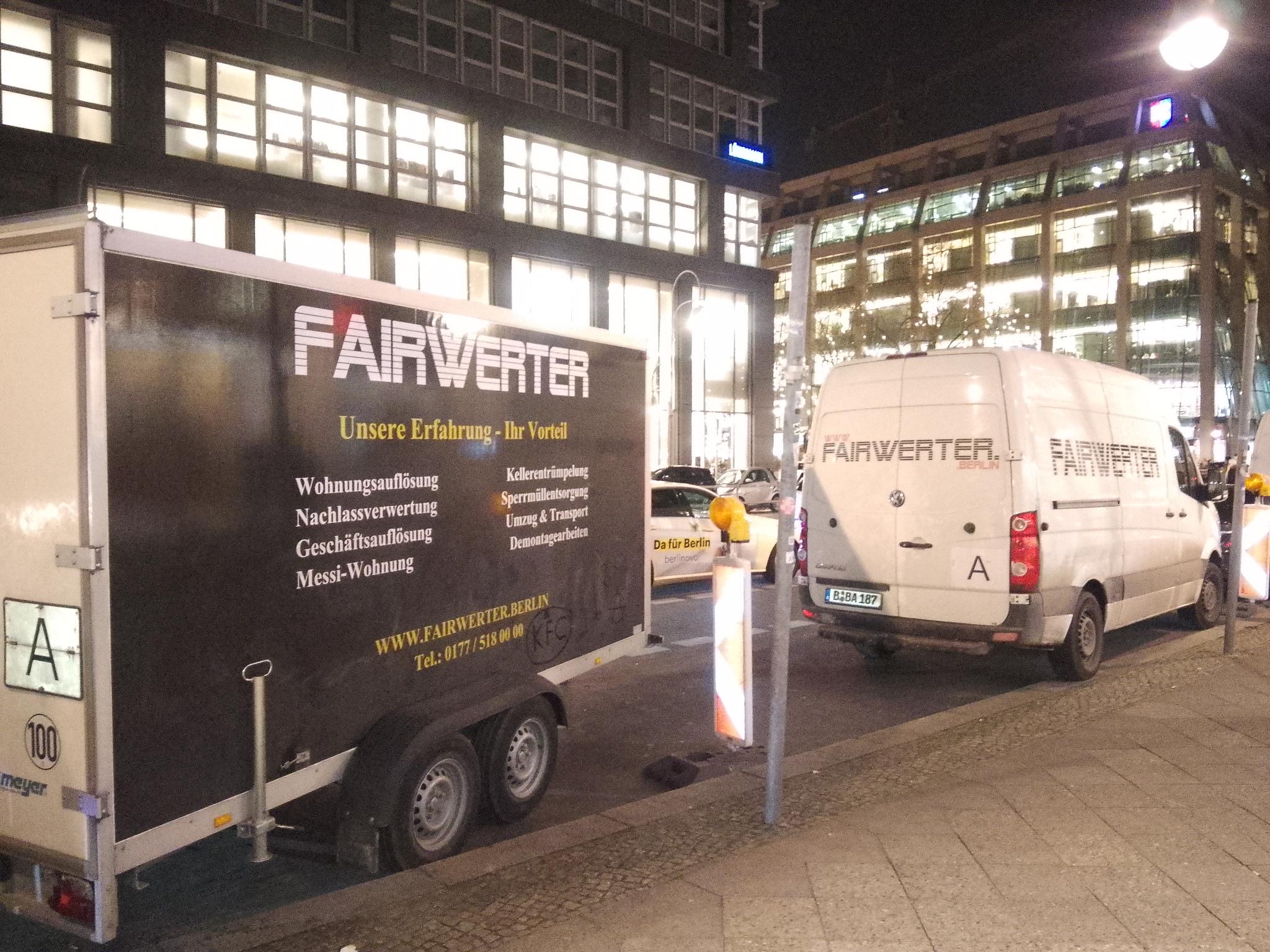 Anhänger und Transporter parkend mit FAIRwerter Werbung