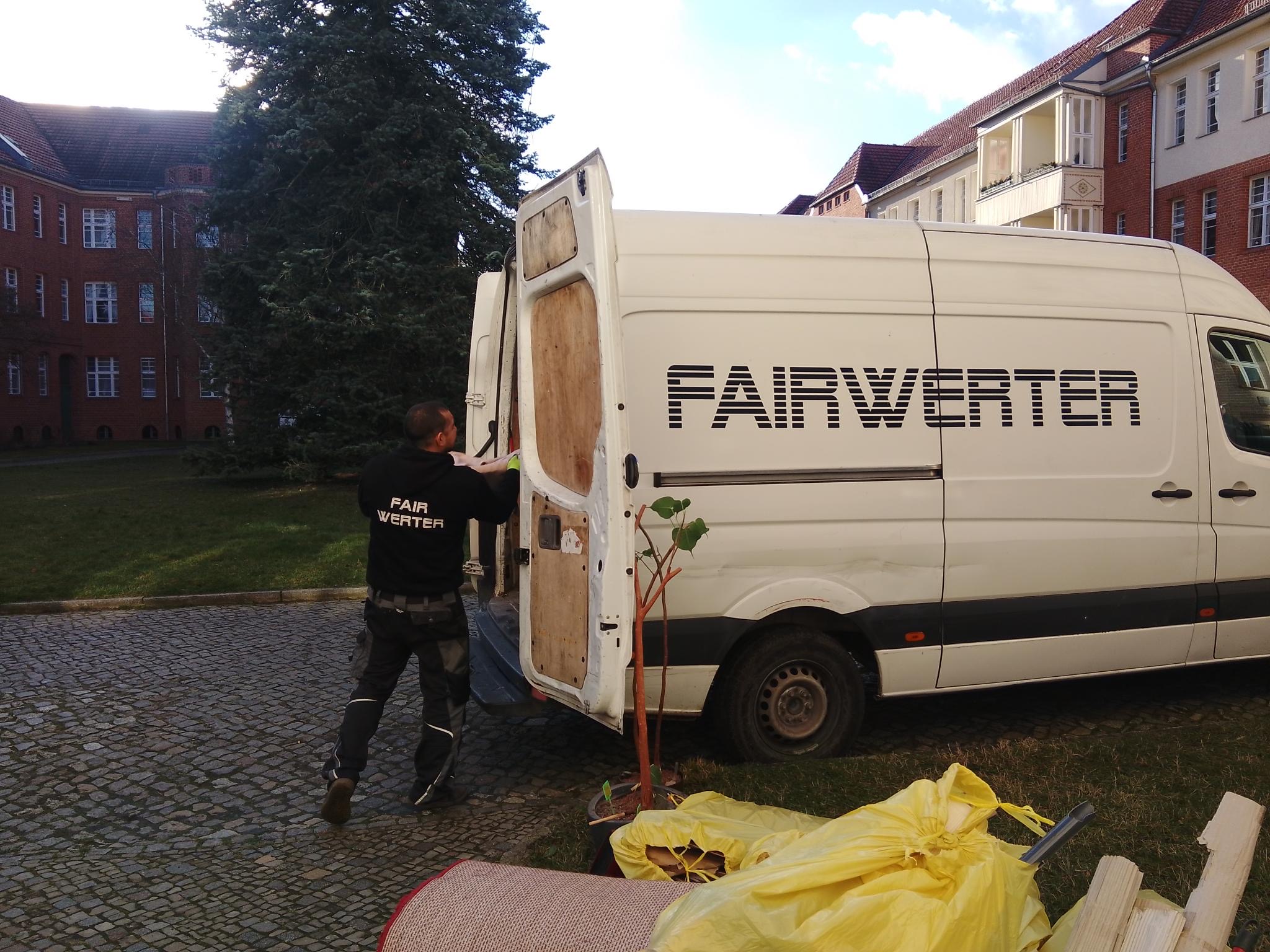 Hauhalt auslösen, hier ein Mitarbeiter beim Beladen des Transporters zu sehen