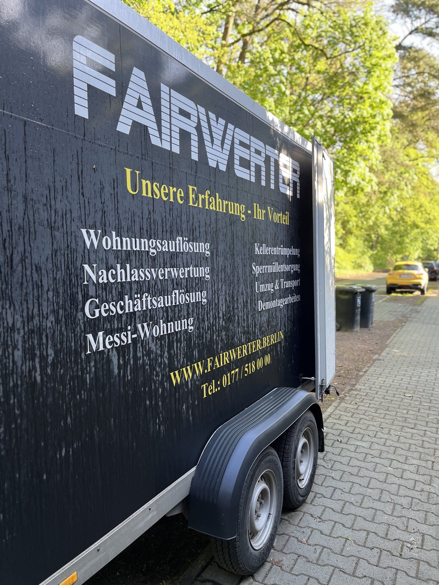 Leistungen im Überblick, hier unser Anhänger mit eigener Werbung