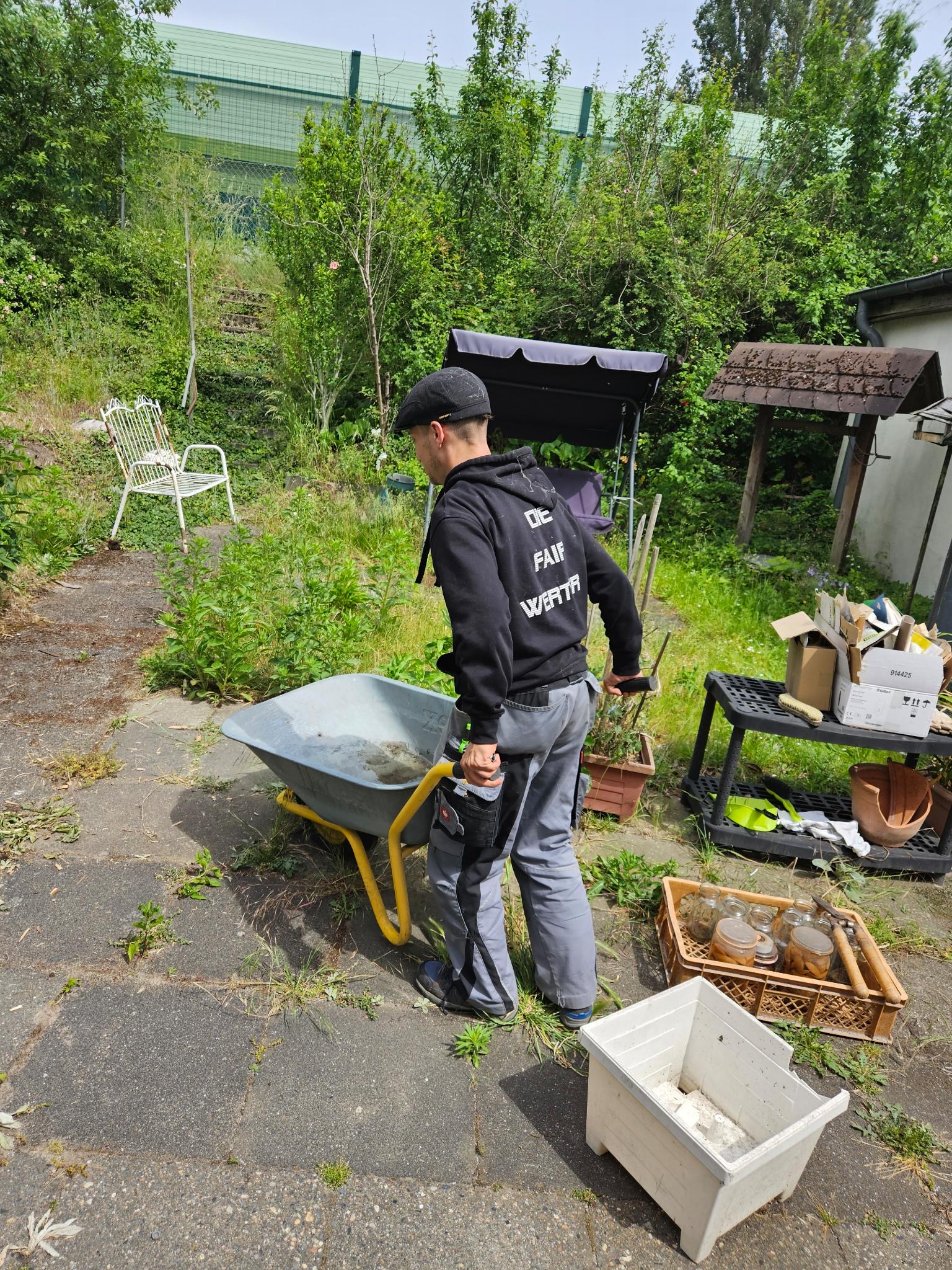 Wohnungsauflösung Brandenburg - FAIRwerter Wohnungsauflösung Brandenburg, hier ein Mitarbeiter mit Schubkarre zu sehen