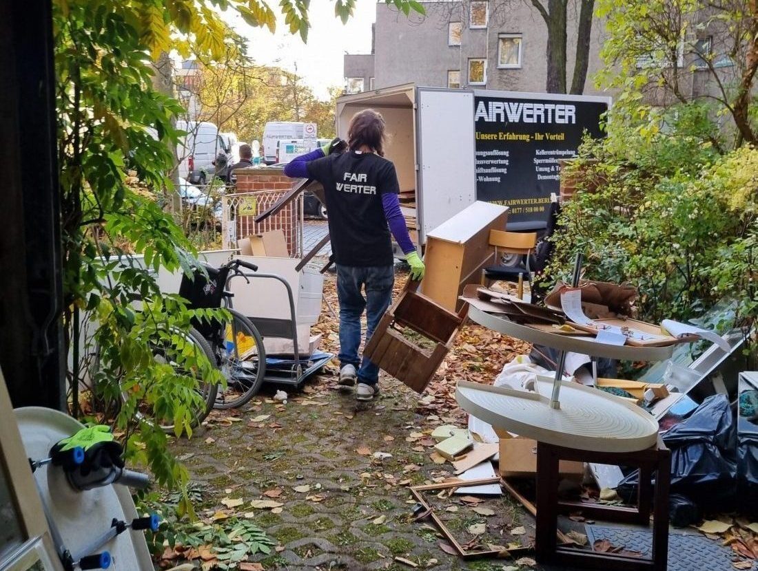 Sperrmüll Berlin, hier Mitarbeiter beim Sperrmüll einladen zu sehen