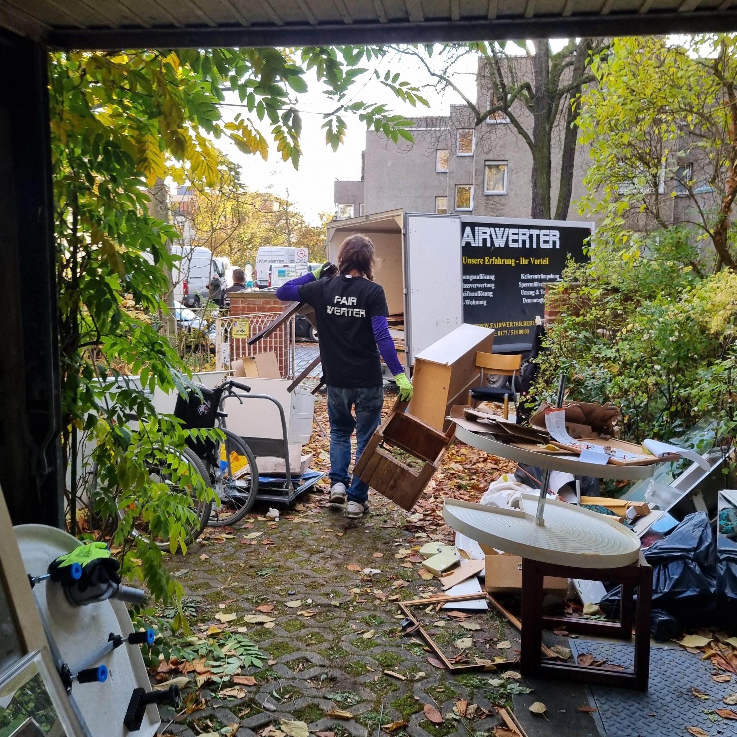 Sperrmüll Berlin, hier Mitarbeiter beim Sperrmüll einladen zu sehen