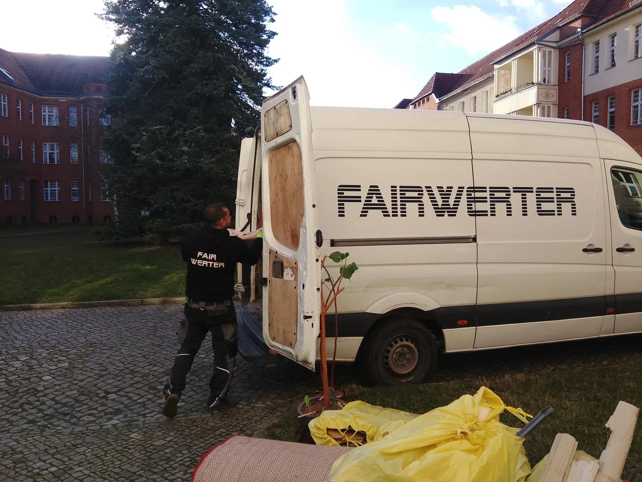 FAIRwerter_Transporter Hauhalt auslösen, hier ein Mitarbeiter beim Beladen des Transporters zu sehen