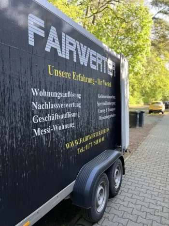 Leistungen im Überblick, hier unser Anhänger mit eigener Werbung