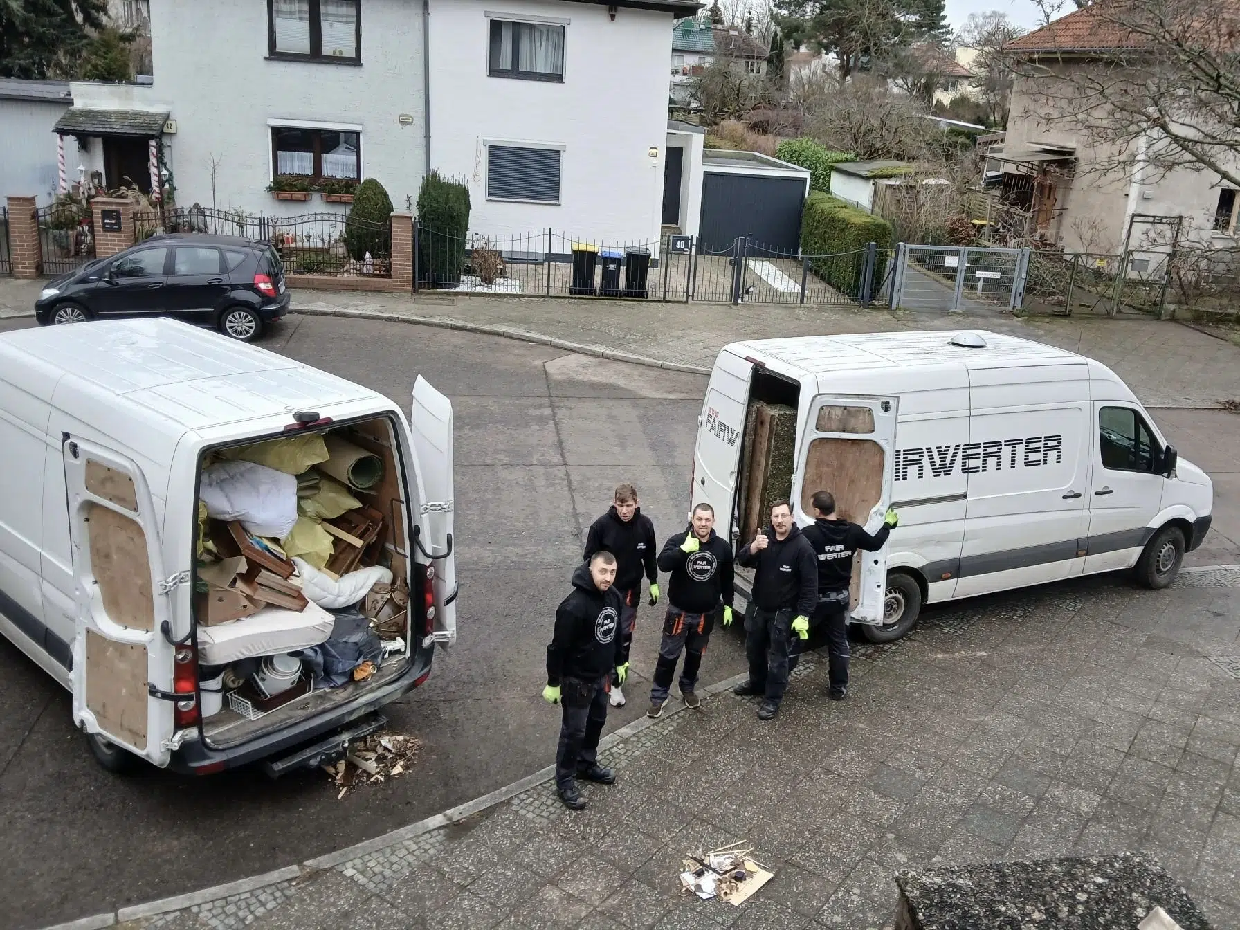 Fairwerter Mitarbeiten beim Beladen der Transporter