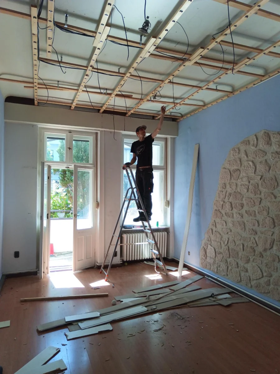 FAIRwerter_Deckenkonstruktion Mitarbeiter während der Demontage einer Deckenkostruktion