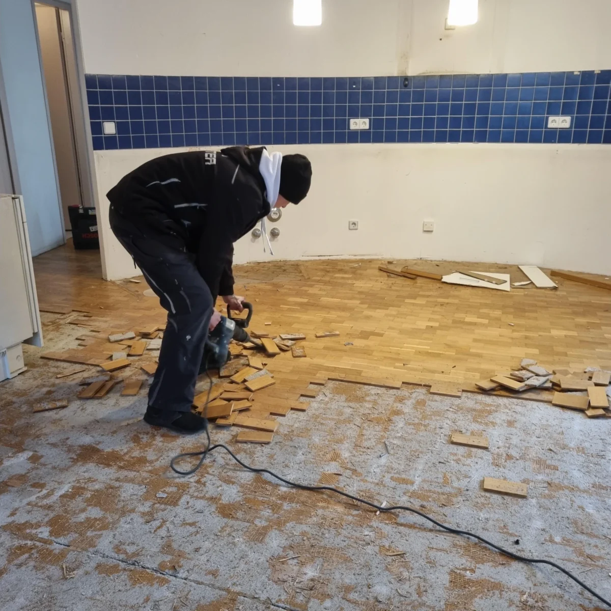 FAIRwerter_Demontagearbeiten FAIRwerter Chef während Demontagearbeiten Bodenbelag in Berlin