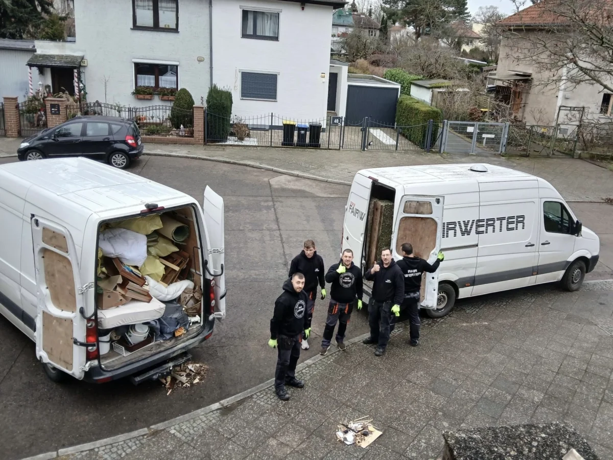 FAIRwerter_Einsatz FAIRwerter Mitarbeiter während des Beladens der Transporter nach einer Wohnungsauflösung