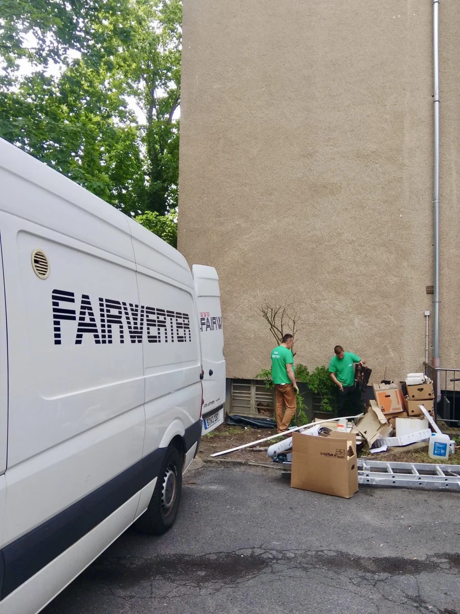 FAIRwerter Mitarbeiter mit Transporter während einer Wohnungsentrümpelung