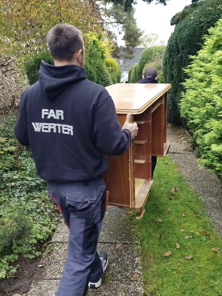 FAIRwerter Mitarbeiter während einer Berliner Wohnungsentrümpelung