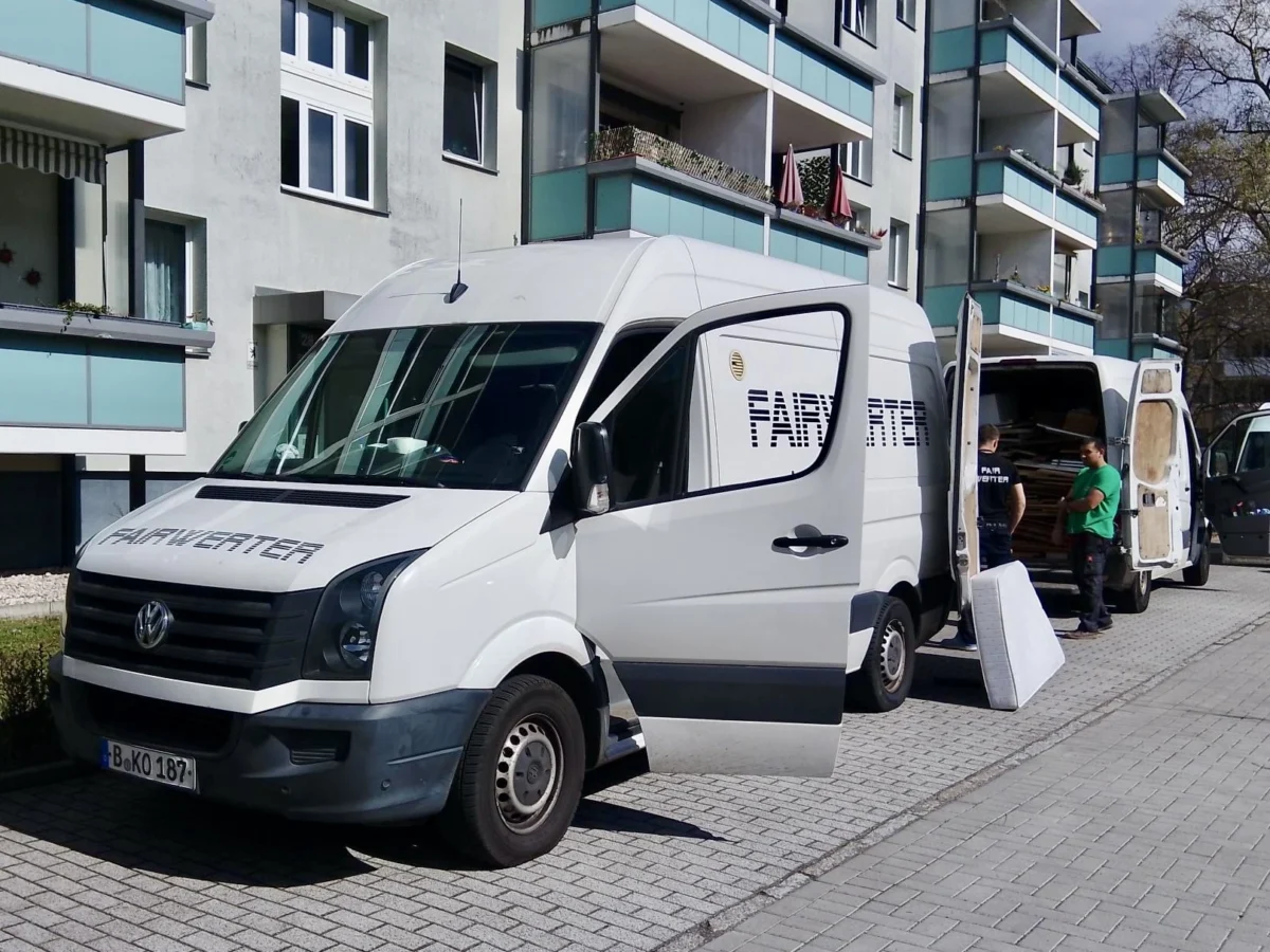 FAIRwerter_Fuhrpark Mitarbeiter beim Transporter beladen während einer Haushaltsauflösung in Berlin
