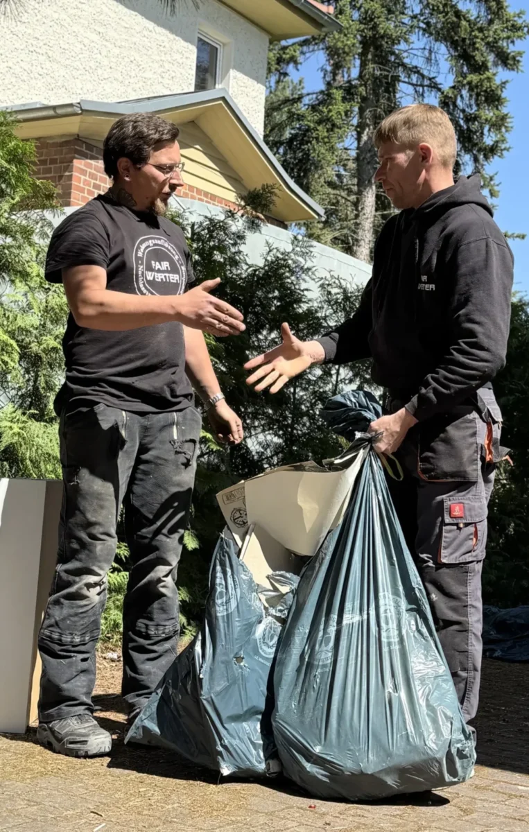 FAIRwerter_Hausentrümpelung FAIRwerter Mitarbeiter bei einer Berliner Hausauflösung