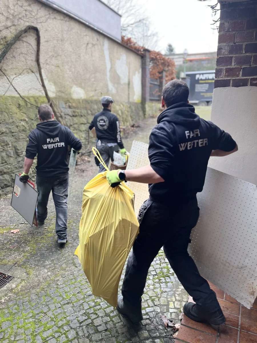 FAIRwerter_Kellerauflösung Mitarbeiter bei einer Kellerauflösung in Berlin