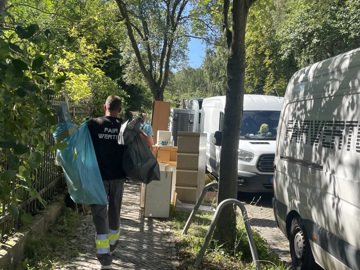 FAIRwerter_Komplettangebot Mitarbeiter während einer Berliner Wohnungsräumung