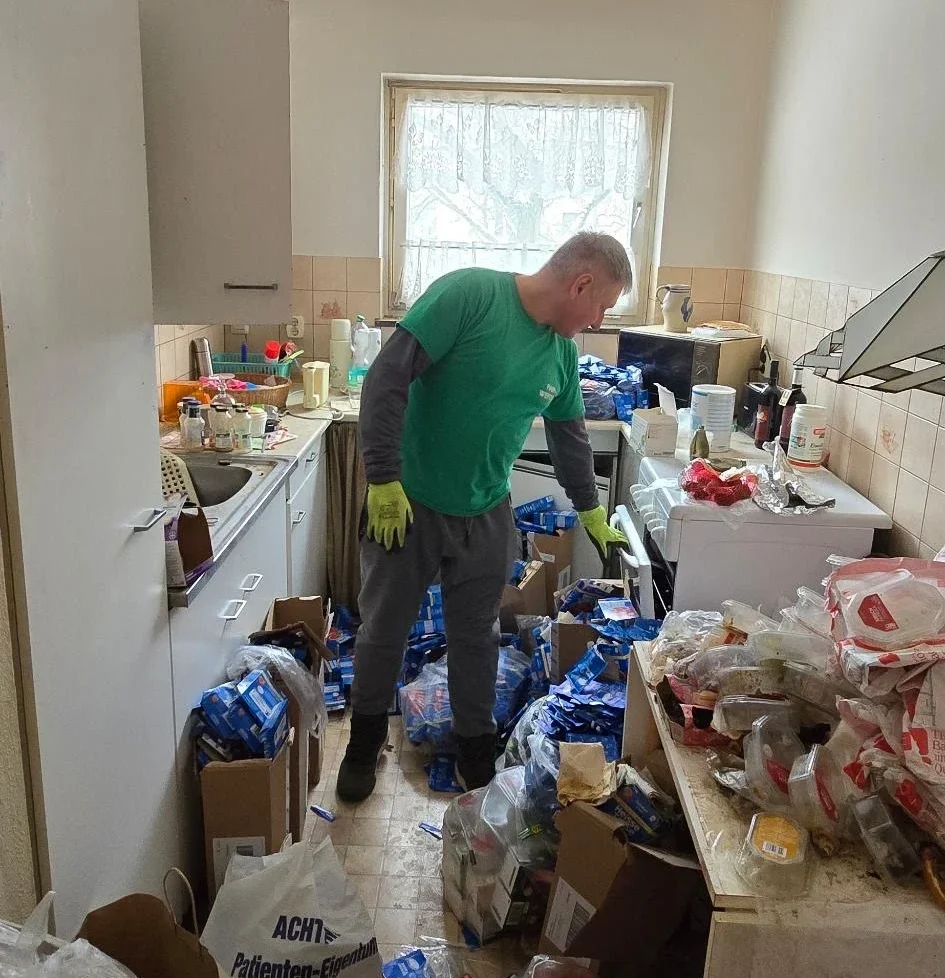 FAIRwerter_Messiewohnung Mitarbeiter während einer Entrümpelung einer Berliner Messie-Wohnung