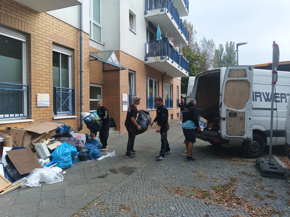 FAIRwerter_Teamwork Berliner Entrümpler beim Beladen von Transportern