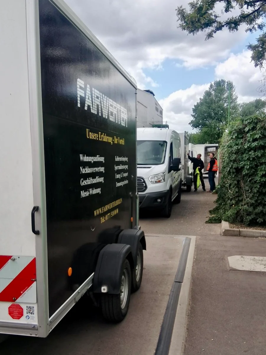 FAIRwerter_Umzüge Mitarbeiter mit Fuhrpark während eines Umzugs
