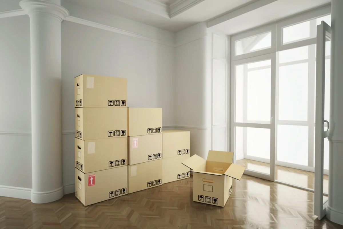 Leerer Raum nach Wohnungsauflösung mit gepackten Kartons in Berlin